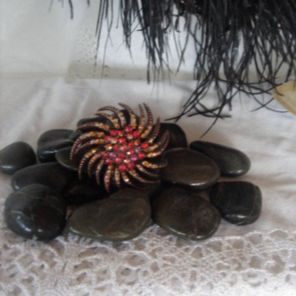 Starburst Vintage Brooch Red and Beige‎ Crystals Sparkly Unique Retro Brooch EUC - Picture 2 of 5